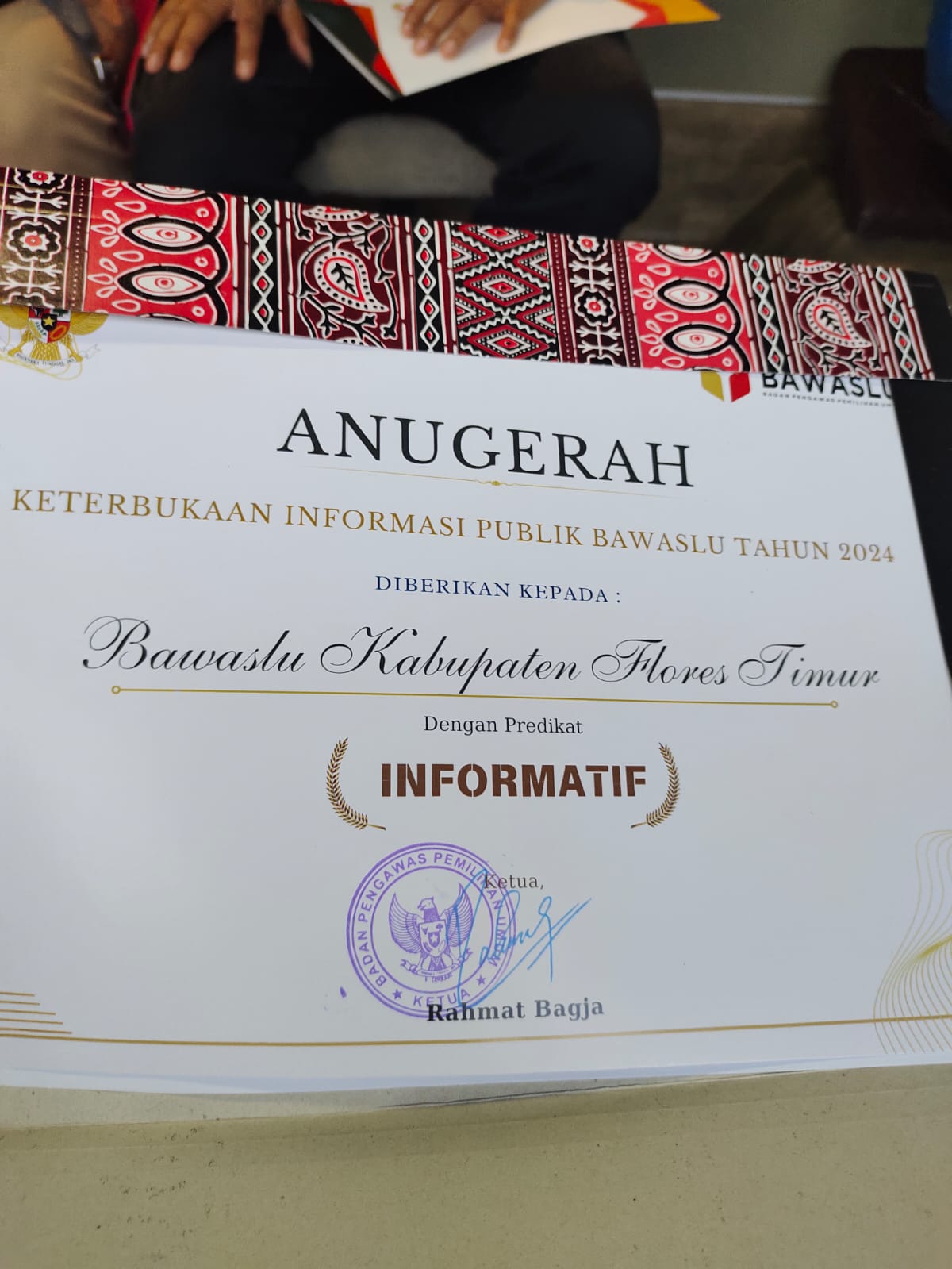 Piagam penghargaan sebagai Lembaga Bawaslu Informatif dari Bawaslu RI.
