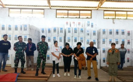 Bawaslu Kabupaten Flores Timur kawal pendropingan logistik menuju kecamatan