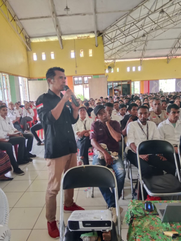 Pengawas Pemilihan Kecamatan Max Werang(ketua panwascam Solor Barat) saat mengikuti kegiatan 