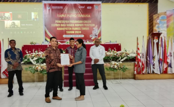 Bawaslu Kabupaten Flores Timur menerima Salinan SK Penetapan Calon Bupati dan Wakil Bupati Terpilih Kabupaten Flores Timur Tahun 2024